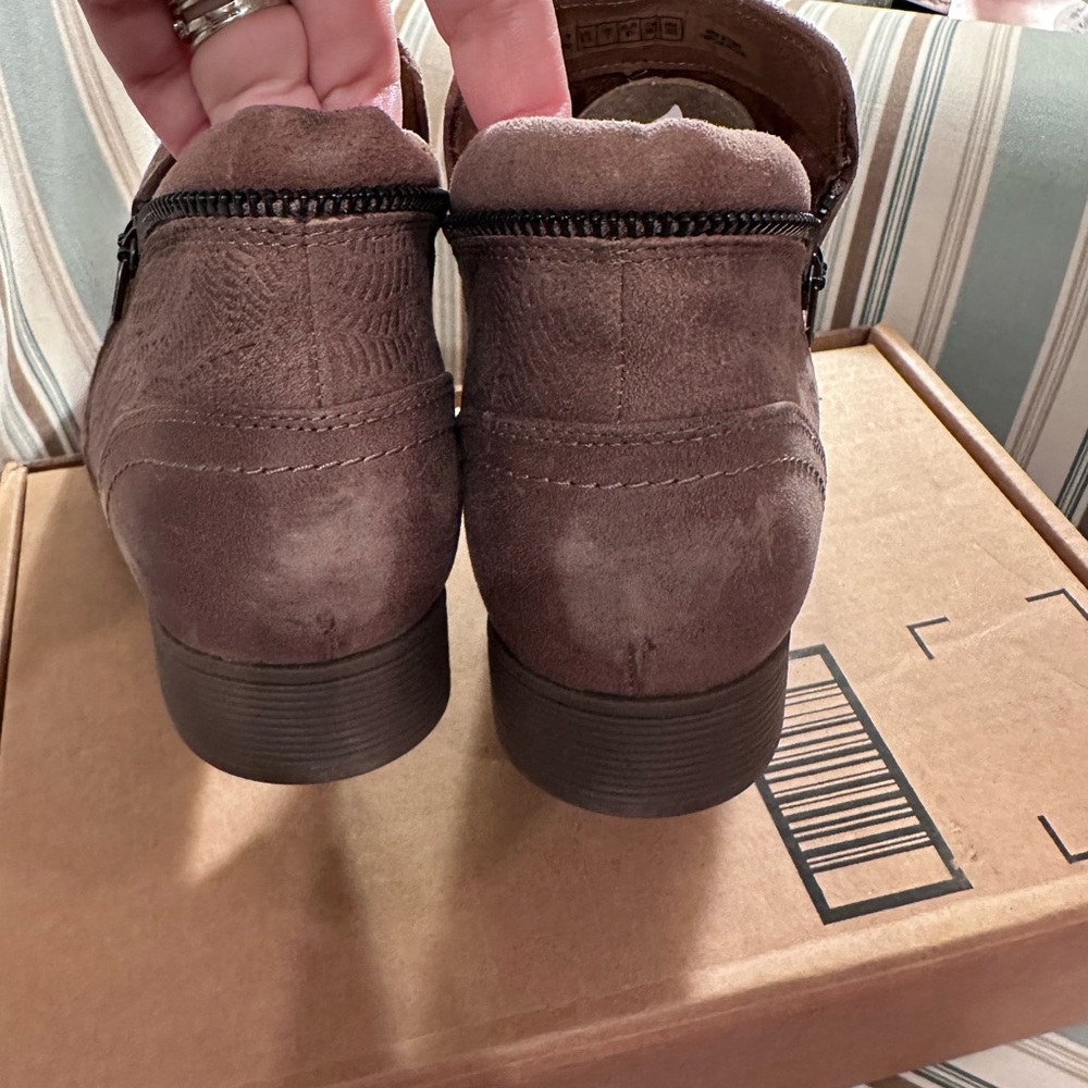 Cobb Hill Crosbie Booties Taupe - Picture 5 of 8